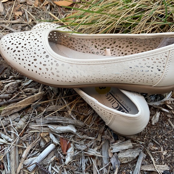 White Mtn women’s flats size 8 Color Creme - Picture 2 of 5